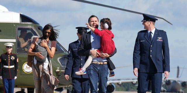 Παραλίγο ατύχημα για την Ούσα Βανς – Παραπάτησε με το μωρό στην αγκαλιά