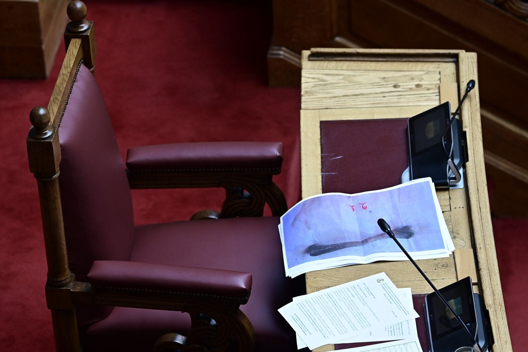 Εικόνες από το χυδαίο σόου Βελόπουλου στη Βουλή