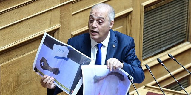 Εικόνες από το χυδαίο σόου Βελόπουλου στη Βουλή