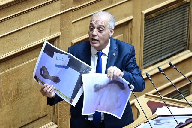 Εικόνες από το χυδαίο σόου Βελόπουλου στη Βουλή