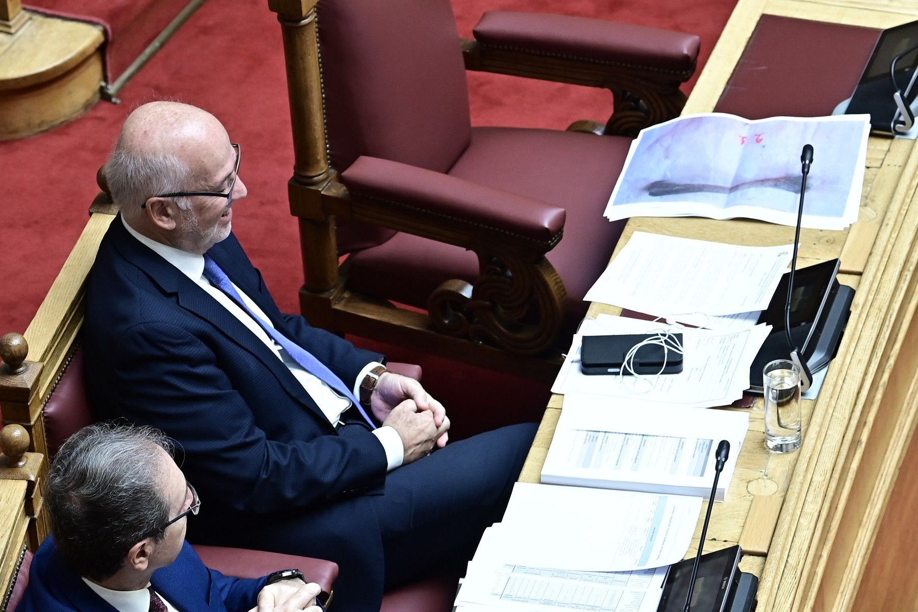 Εικόνες από το χυδαίο σόου Βελόπουλου στη Βουλή