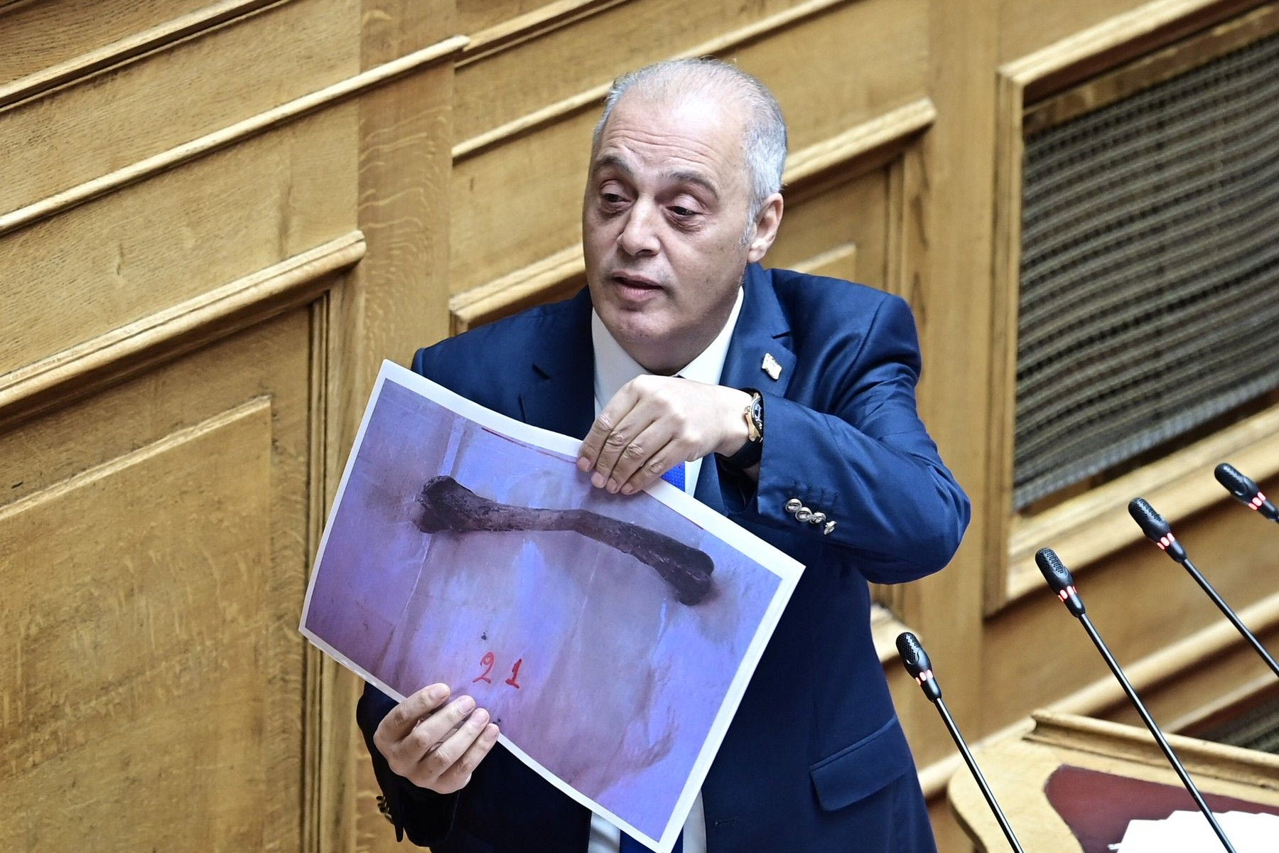 Εικόνες από το χυδαίο σόου Βελόπουλου στη Βουλή
