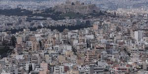 Η Αθήνα έχει χιλιάδες άδειες κατοικίες. Γιατί δεν βρίσκουμε σπίτι;