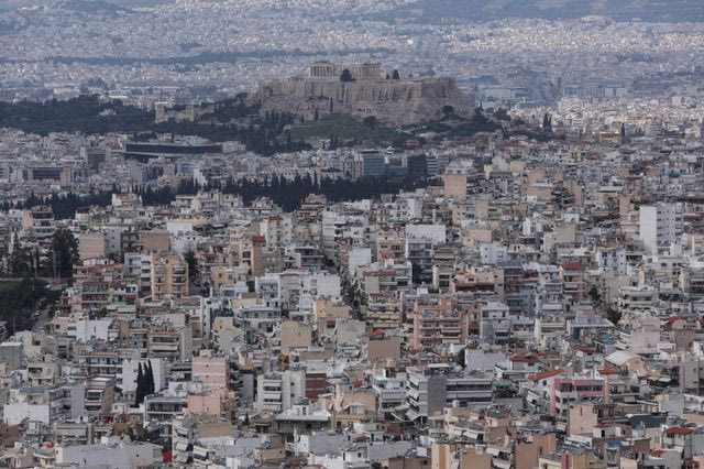 Η Αθήνα έχει χιλιάδες άδειες κατοικίες. Γιατί δεν βρίσκουμε σπίτι;