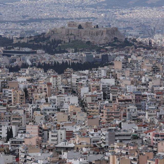 Η Αθήνα έχει χιλιάδες άδειες κατοικίες. Γιατί δεν βρίσκουμε σπίτι;