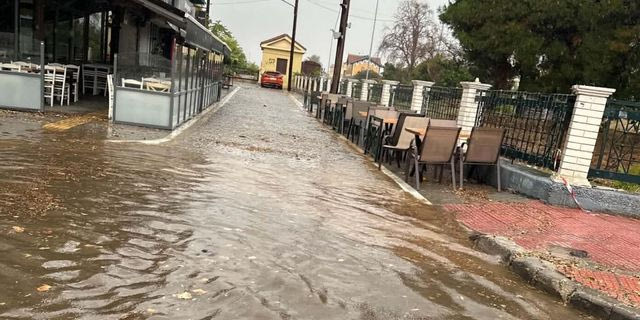 Χαλάζι και ισχυρές καταιγίδες στον Βόλο – Δρόμοι μετατράπηκαν σε “ποτάμια”