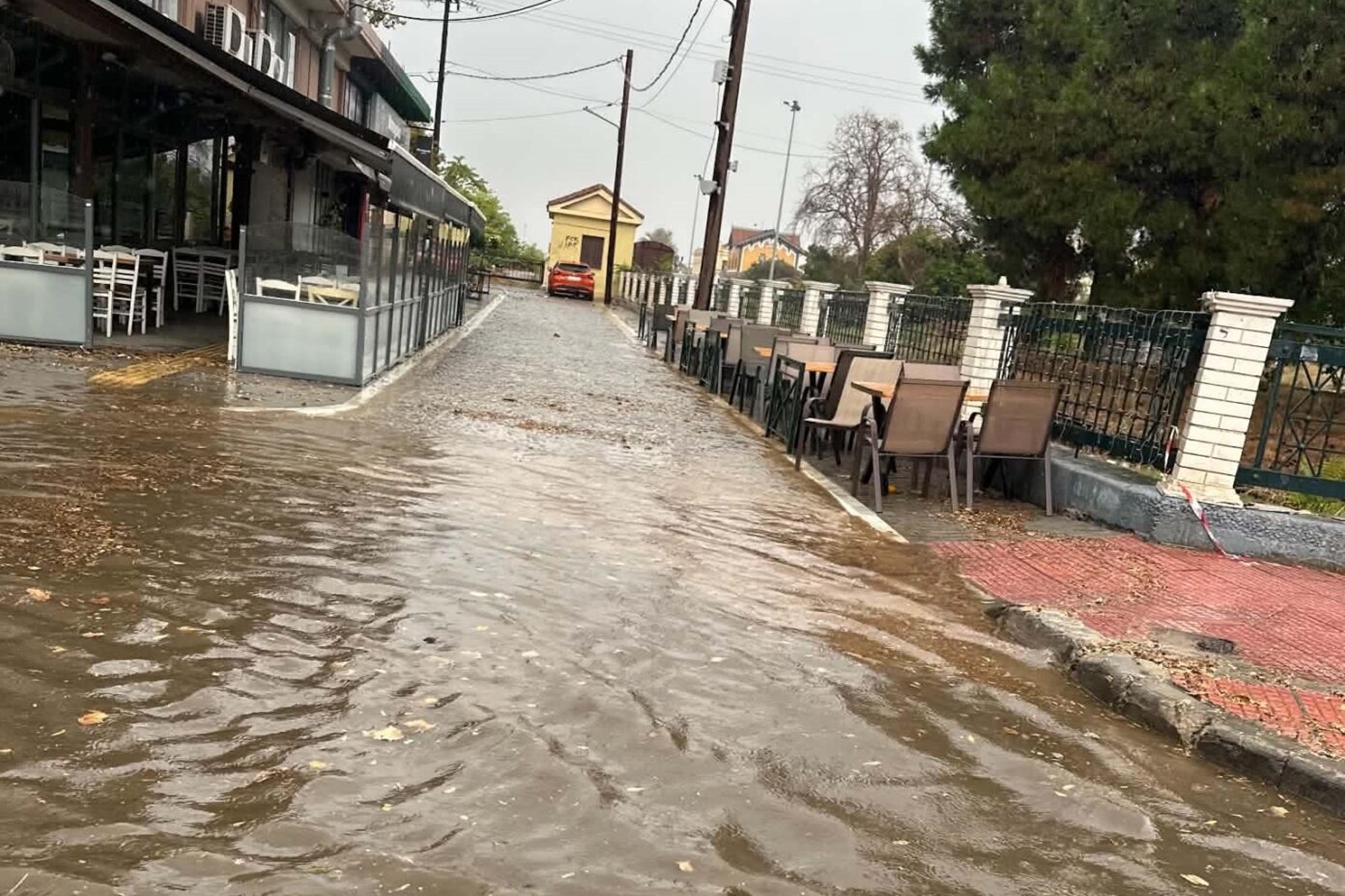 Χαλάζι και ισχυρές καταιγίδες στον Βόλο – Δρόμοι μετατράπηκαν σε “ποτάμια”
