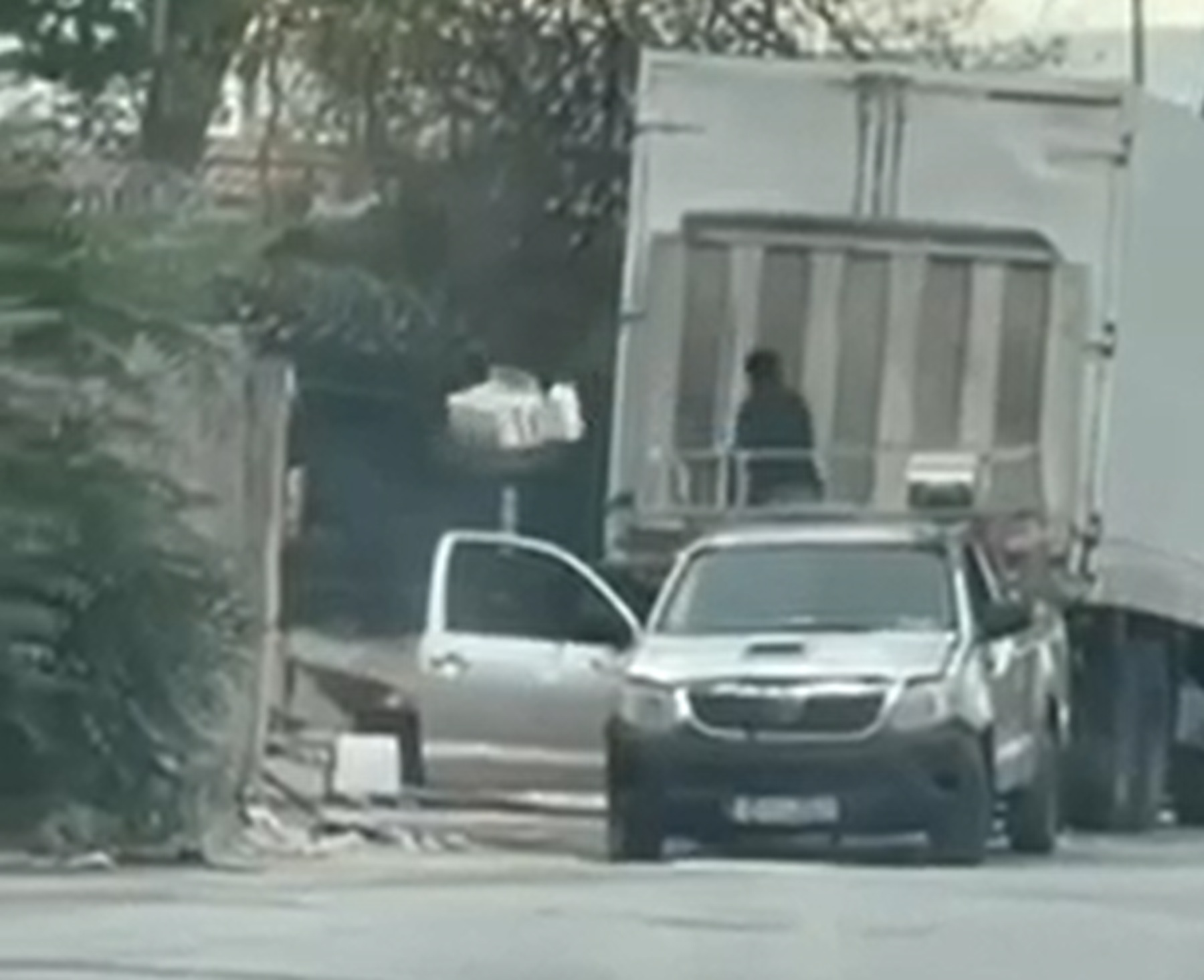 Συνελήφθησαν, έπειτα από καταδίωξη, δύο άτομα για απόρριψη μπάζων στον Βοτανικό – Bίντεο