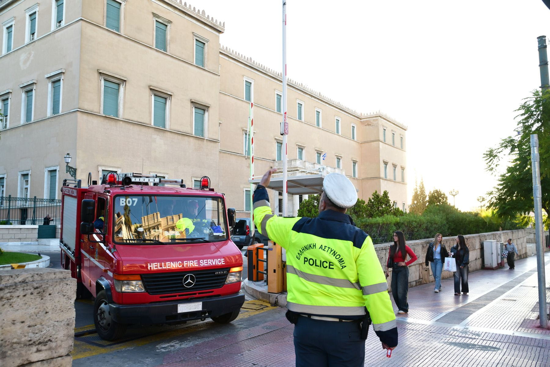 Απειλητικό τηλεφώνημα για βόμβα στην Βουλή - Έρευνες στο σημείο
