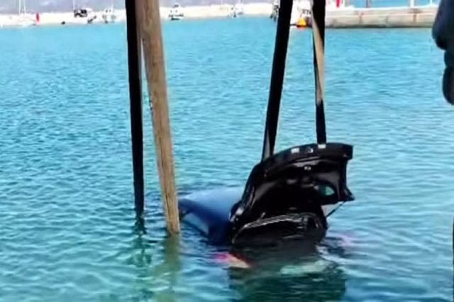Βραχάτι: Αυτοκίνητο έπεσε στη θάλασσα – Βίντεο