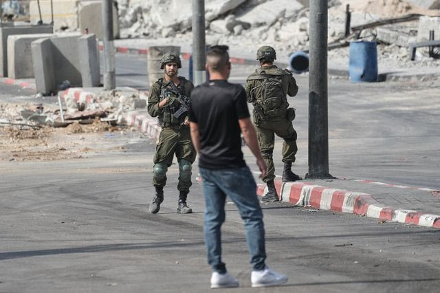 Παλαιστίνιος στέκεται απέναντι σε ισραηλινούς στρατιώτες στη Χεβρώνα