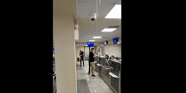Πλημμύρισε το αεροδρόμιο της Χίου από τη βροχή – Επιβάτες άνοιξαν ομπρέλες