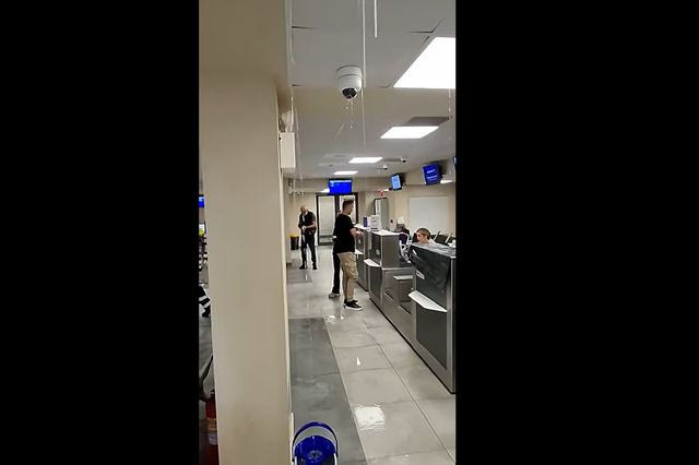 Πλημμύρισε το αεροδρόμιο της Χίου από τη βροχή – Επιβάτες άνοιξαν ομπρέλες