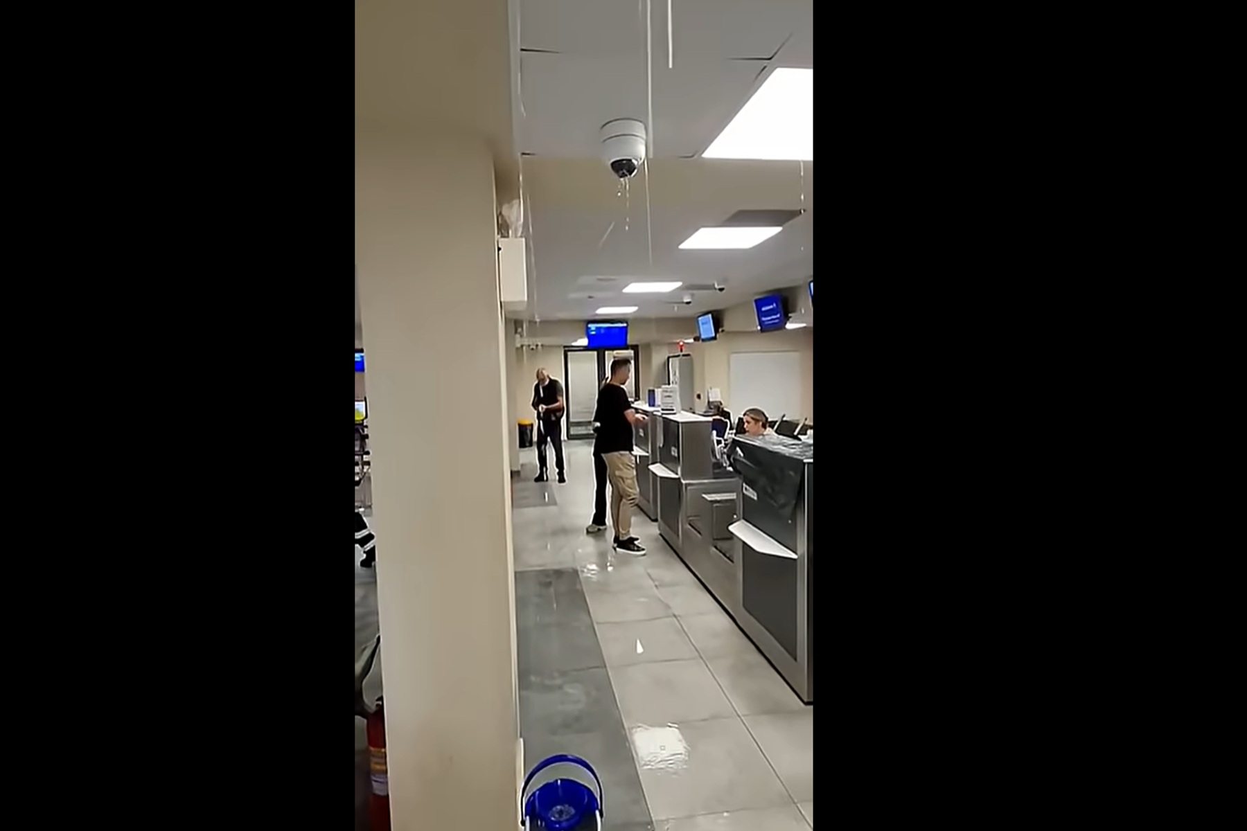 Πλημμύρισε το αεροδρόμιο της Χίου από τη βροχή – Επιβάτες άνοιξαν ομπρέλες