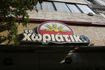 “Χωριάτικο”: Πάνω από 50 συλλήψεις – Το “βαρύ” παρελθόν του ιδιοκτήτη και η σύνδεση με τη “Greek Mafia”.