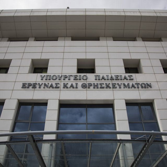 Το κενό λογοδοσίας και το “σκοτάδι” για τις συγχωνεύσεις