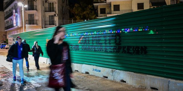 Μετρό: Δικαστική επιμελήτρια στο εργοτάξιο των Εξαρχείων για την άρση της περίφραξης στη Θεμιστοκλέους