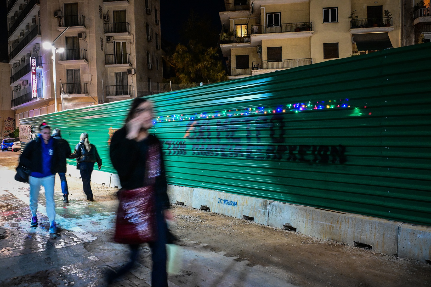 Μετρό: Δικαστική επιμελήτρια στο εργοτάξιο των Εξαρχείων για την άρση της περίφραξης στη Θεμιστοκλέους